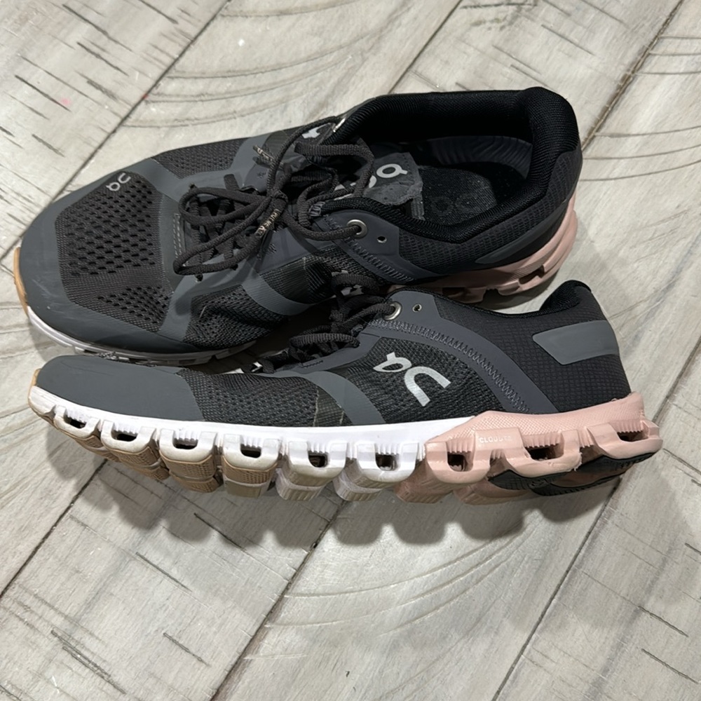Gently used sneaker - Picture 3 of 8